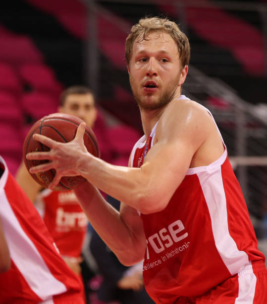 承担更多任 承担更多任